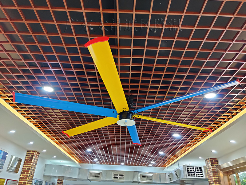 有了這臺工業(yè)大風扇，空調(diào)費都省了！